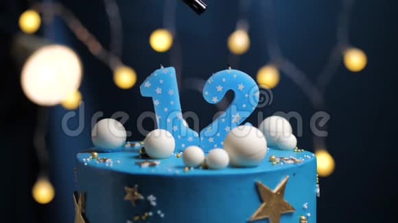 生日蛋糕数字12星天和月的概念蓝色蜡烛是火的打火机然后吹出来复制空间视频的预览图