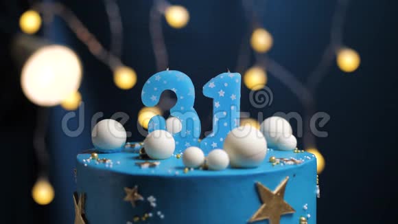 生日蛋糕数字31星天和月的概念蓝色蜡烛是火的打火机然后吹出来复制空间视频的预览图