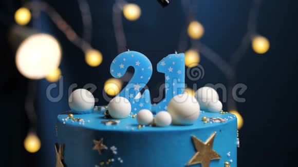 生日蛋糕数字21星天和月的概念蓝色蜡烛是火的打火机然后吹出来复制空间视频的预览图