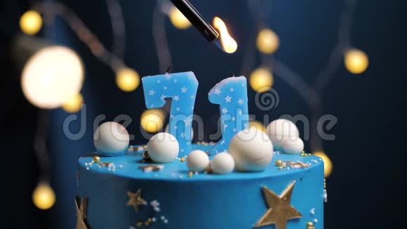 生日蛋糕数字71星天和月的概念蓝色蜡烛是火的打火机然后吹出来复制空间视频的预览图
