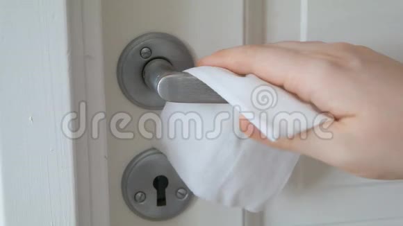 女性清洁门把手带湿抗菌湿巾家庭消毒视频的预览图