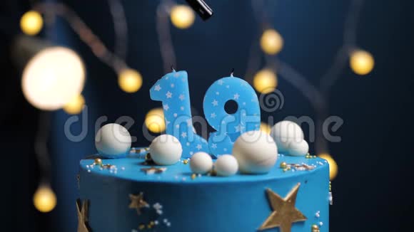 生日蛋糕数字19星天和月的概念蓝色蜡烛是火的打火机然后吹出来复制空间视频的预览图
