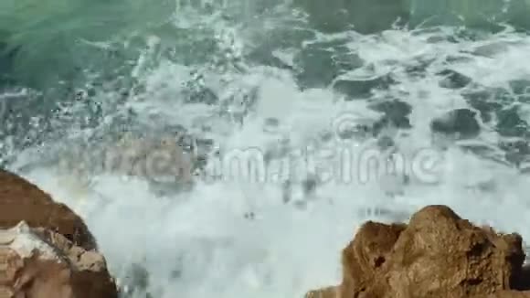 海浪慢慢地压向岩石海岸慢动作4K视频的预览图