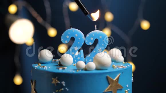 生日蛋糕数字22星天和月的概念蓝色蜡烛是火的打火机然后吹出来复制空间视频的预览图