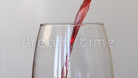 玻璃杯的碎片红酒倒入其中特写镜头视频的预览图