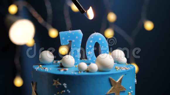 生日蛋糕数字70星天和月的概念蓝色蜡烛是火的打火机然后吹出来复制空间视频的预览图