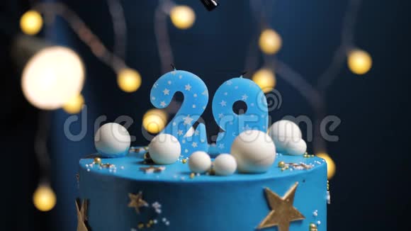 生日蛋糕数字29星天和月的概念蓝色蜡烛是火的打火机然后吹出来复制空间视频的预览图