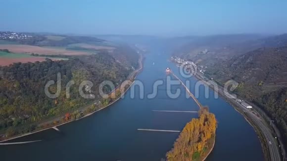 在巴查拉特附近的莱茵河谷上空飞行视频的预览图