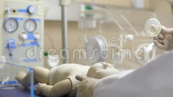 一名儿科医生给新生儿戴上氧气罩视频的预览图