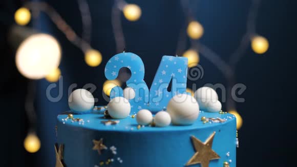 生日蛋糕数字34星天和月的概念蓝色蜡烛是火的打火机然后吹出来复制空间视频的预览图