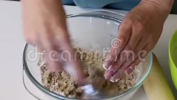 女人为无酵饼做面团将面粉和水混合在玻璃容器中准备无酵饼视频的预览图