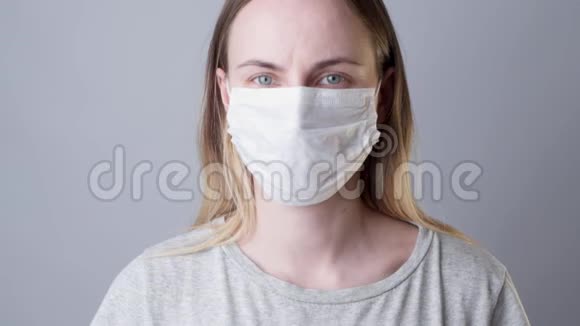 帮助阻止全球日冕病毒大流行传染病爆发关于戴面具的背景女性视频的预览图