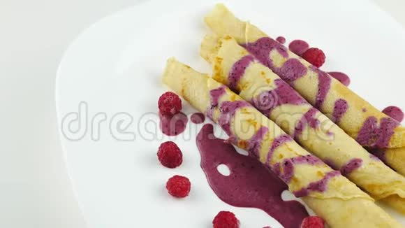 扭曲pancakesCloseupA白色盘子上的甜点视频的预览图