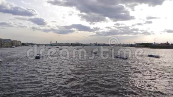 俄罗斯圣彼得堡涅瓦河景观旅游船漂浮在河上内瓦河堤岸附近的建筑物视频的预览图