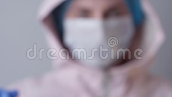 护士拿着带血的试管进行2019nCOV分析新中国冠状病毒血液检测理念视频的预览图
