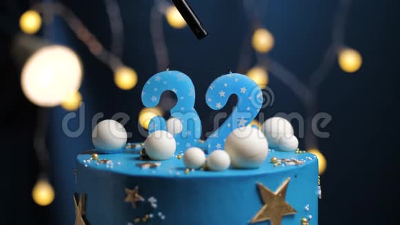 生日蛋糕数字32星天和月的概念蓝色蜡烛是火的打火机然后吹出来复制空间视频的预览图