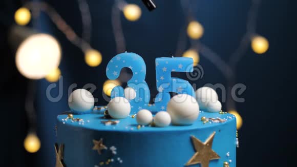 生日蛋糕数字35星天和月的概念蓝色蜡烛是火的打火机然后吹出来复制空间视频的预览图