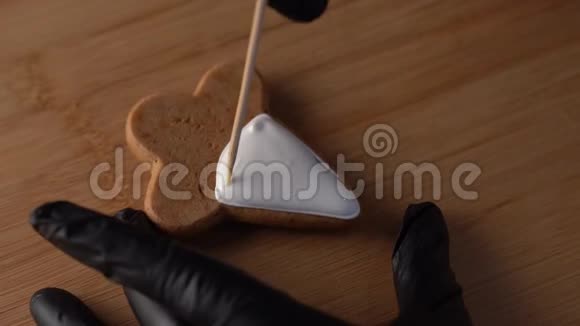 装饰圣诞面包店厨房桌子上的自制姜饼饼干侧视形状漂亮的姜饼视频的预览图