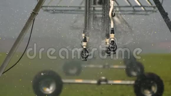 在菜地上进行枢轴灌溉视频的预览图