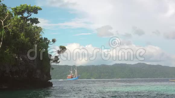 热带海湾的帆船和摩托艇视频的预览图