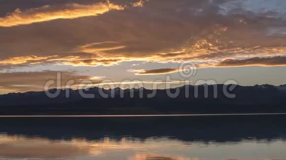 新西兰普卡基湖上美丽的日落4K时间的流逝视频的预览图