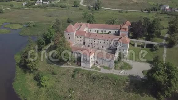 著名的乌克兰人破坏斯维日城堡的空中景色视频的预览图