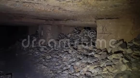 参观敖德萨地下墓穴1819世纪墙壁上的图画敖德萨视频的预览图