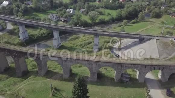 在乌克兰Vorokhta村的喀尔巴阡山上从空中到老高架桥从空中到东正教教堂视频的预览图