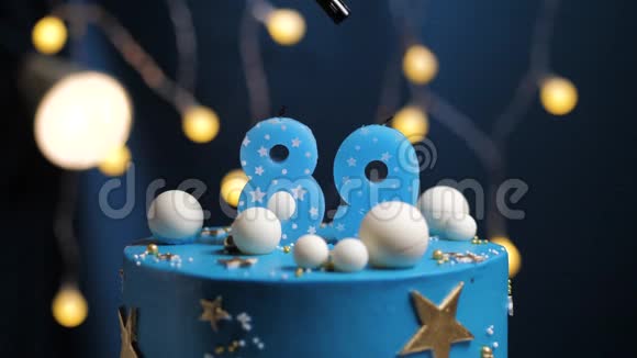 生日蛋糕数字89星天和月的概念蓝色蜡烛是火的打火机然后吹出来复制空间视频的预览图