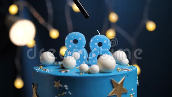 生日蛋糕编号88星天和月的概念蓝色蜡烛是火的打火机然后吹出来复制空间视频的预览图