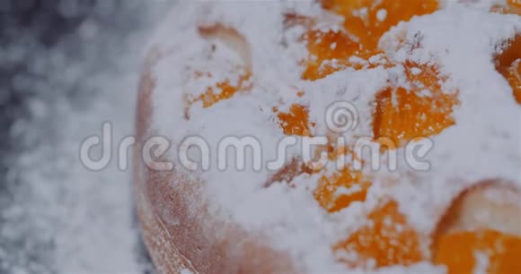 传统水果蛋糕在板块旋转视频的预览图