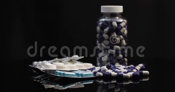 药物药学概念极端关闭药丸水泡与抗生素安瓿旋转视频的预览图