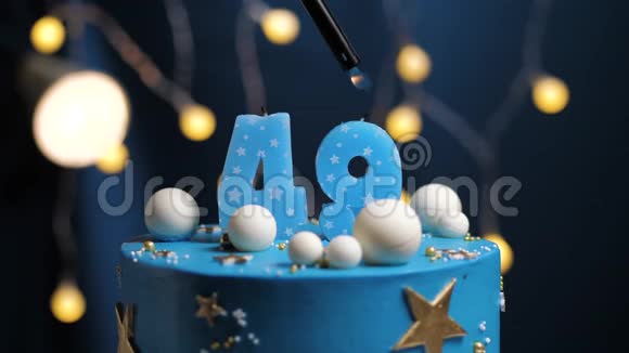 生日蛋糕数字49星天和月的概念蓝色蜡烛是火的打火机然后吹出来复制空间视频的预览图