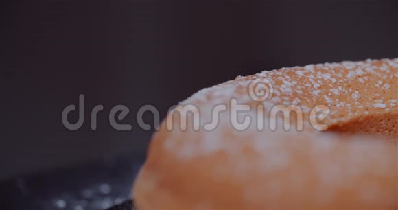 新鲜烘焙的传统复活节蛋糕旋转视频的预览图