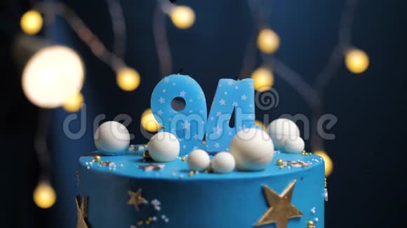 生日蛋糕编号94星天和月的概念蓝色蜡烛是火的打火机然后吹出来复制空间视频的预览图