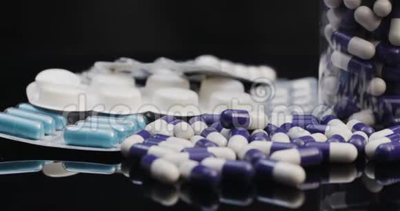 医用片剂和丸剂医药行业保健药物胶囊旋转视频的预览图