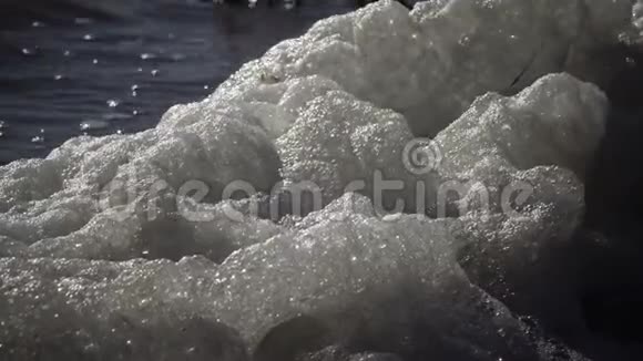 水和海岸上的肮脏泡沫富营养化水库污染生态问题黑海Tyligul视频的预览图