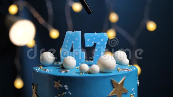 生日蛋糕编号47星天和月的概念蓝色蜡烛是火的打火机然后吹出来复制空间视频的预览图