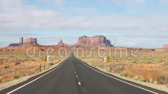 在马鞍背山和纪念碑山谷的163号高速公路上行驶的近景视频的预览图
