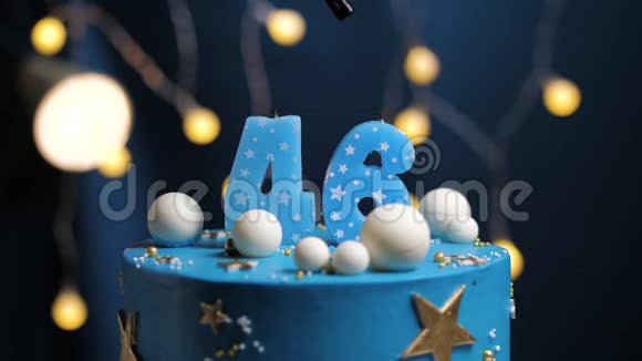生日蛋糕数字46星天和月的概念蓝色蜡烛是火的打火机然后吹出来复制空间视频的预览图