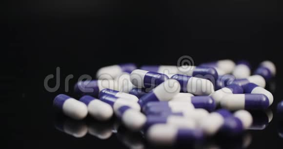 药物药学概念极端接近与抗生素旋转在黑色背景下视频的预览图