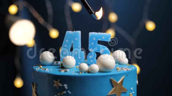 生日蛋糕数字45星天和月的概念蓝色蜡烛是火的打火机然后吹出来复制空间视频的预览图