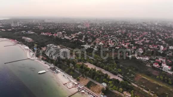 敖德萨市宿舍区和海岸线的鸟瞰图视频的预览图