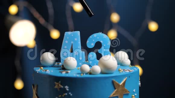 生日蛋糕数字43星天和月的概念蓝色蜡烛是火的打火机然后吹出来复制空间视频的预览图