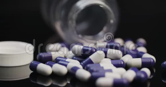 医用片剂和丸剂医药行业保健药物胶囊旋转视频的预览图