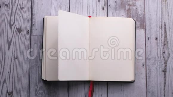 空白白纸的开放式日记或笔记本视频的预览图