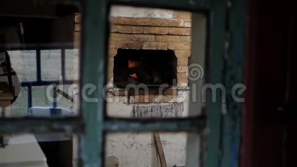 在小屋里在村子里炉子里的木头燃烧着火视频的预览图