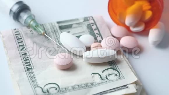 彩色背景下的医疗药品现金和注射器视频的预览图