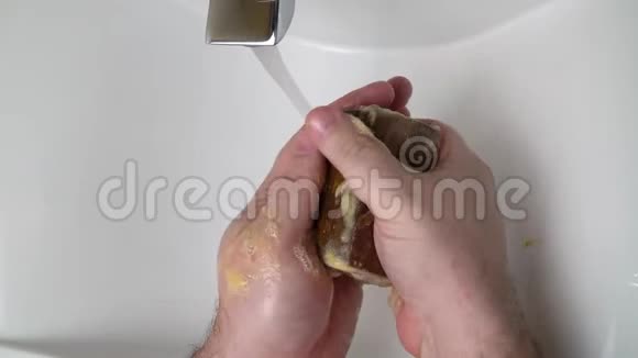 肥皂手拿着焦油皂洗手个人卫生和健康视频的预览图