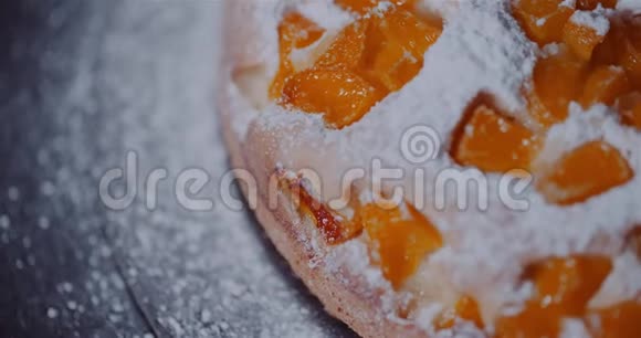 传统水果蛋糕在盘子上旋转视频的预览图